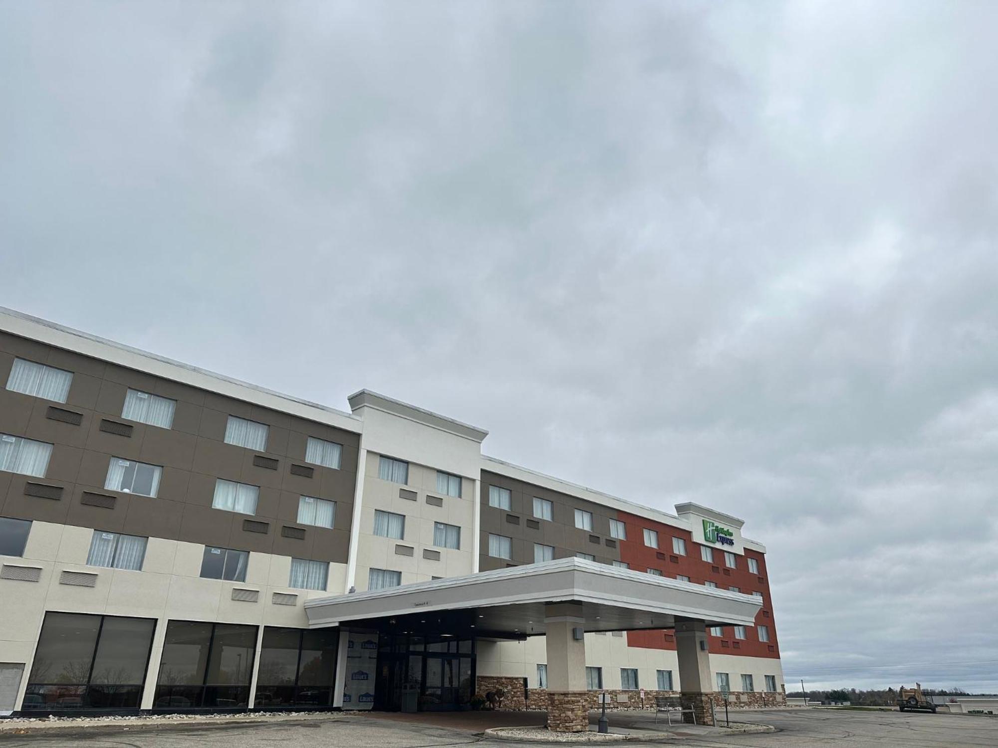 Holiday Inn Express Big Rapids, An Ihg Hotel Bagian luar foto